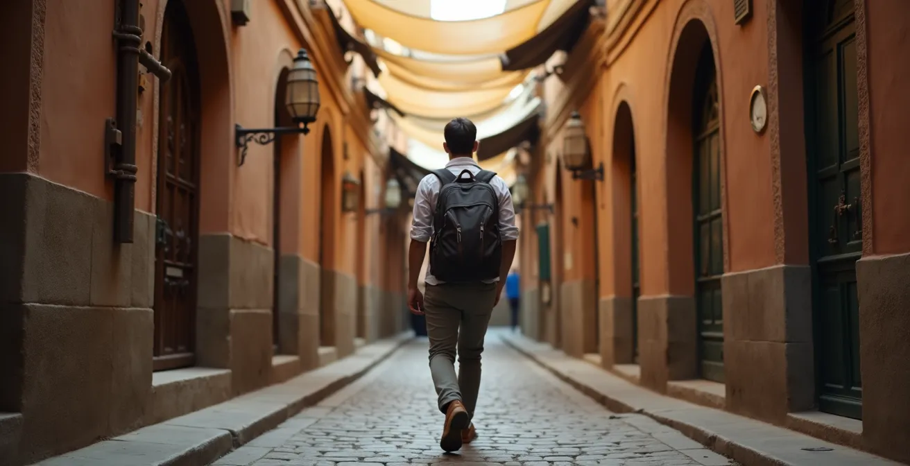 Voyageur avec sac à dos traversant une ruelle étroite de médina marocaine